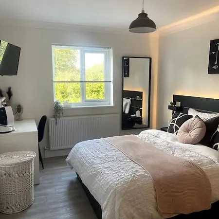 2 Bedroom Flat Bracknell Free Parking Exterior photo