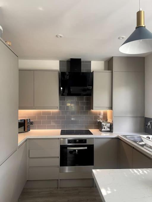 Apartment 2 Bedroom Flat Free Parking Bracknell